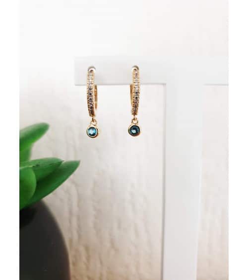 Boucles d'oreilles créoles en plaqué or et oxydes de zirconium avec un pendant en pierre de synthèse bleue.