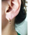 Boucles d'oreilles créoles en plaqué or et oxydes de zirconium avec un pendant en pierre de synthèse "framboise"