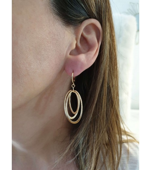 Boucles d'oreilles 3 ovales striées entrelacées, en plaqué or avec fermeture "dormeuse"