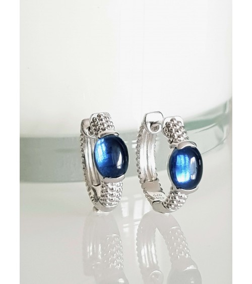 Boucles d'oreilles créoles en argent 925/1000 rhodié avec picots surmontées d'un oxyde de zirconium teinté bleu saphir