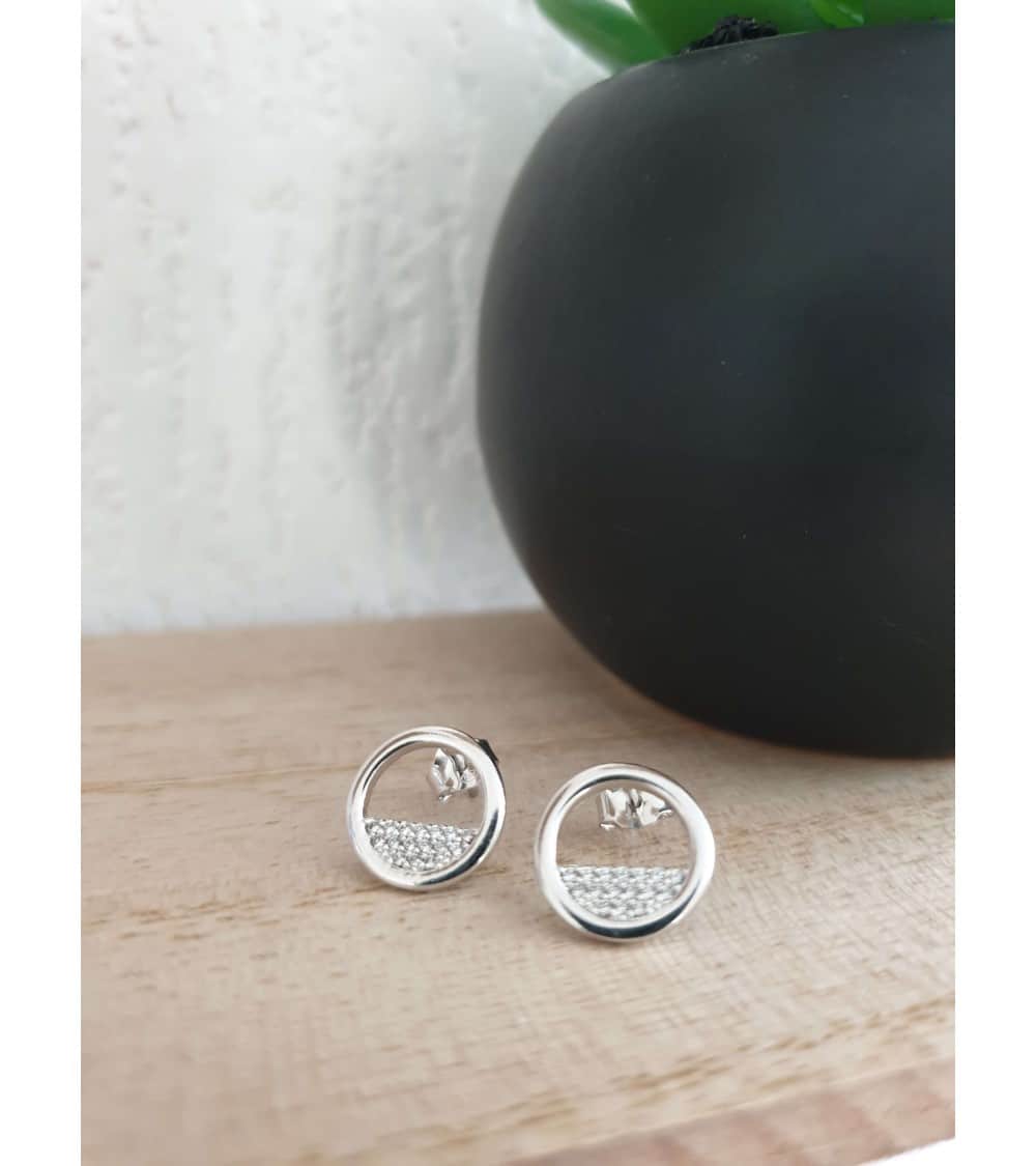 Boucles d'oreilles en argent 925/1000 rhodié avec un anneau serti pour 1/3 d' oxydes de zirconium, à poussettes