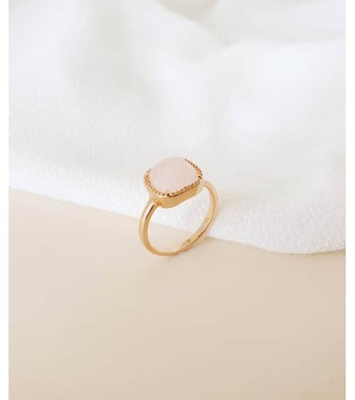Bague en plaqué or surmontée d'un carré en quartz rose