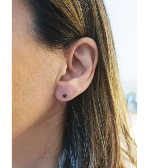 Boucles d'oreilles en argent 925/1000 rhodié avec oxyde de zirconium bleu 4 griffes (diamètre 2 mm)
