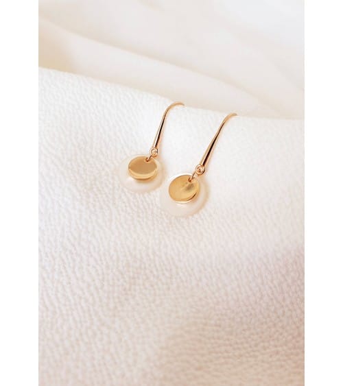 Boucles d'oreilles pendantes en plaqué or comportant 2 pastilles, l'une en nacre, l'autre en plaqué or, avec crochets