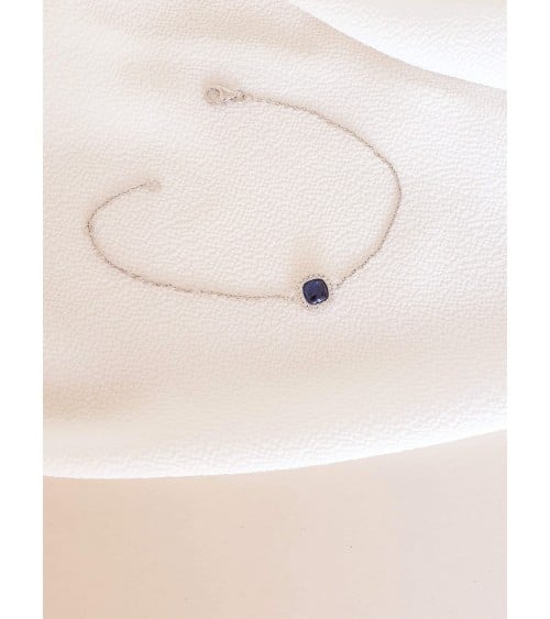 Gourmette en argent 925/1000 rhodié avec un carré en pierre de synthèse bleu saphir entouré d'oxydes de zirconium