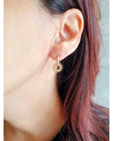Boucles d'oreilles créoles en plaqué or avec un "soleil" pendant