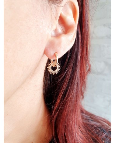 Boucles d'oreilles créoles en plaqué or avec un "soleil" pendant
