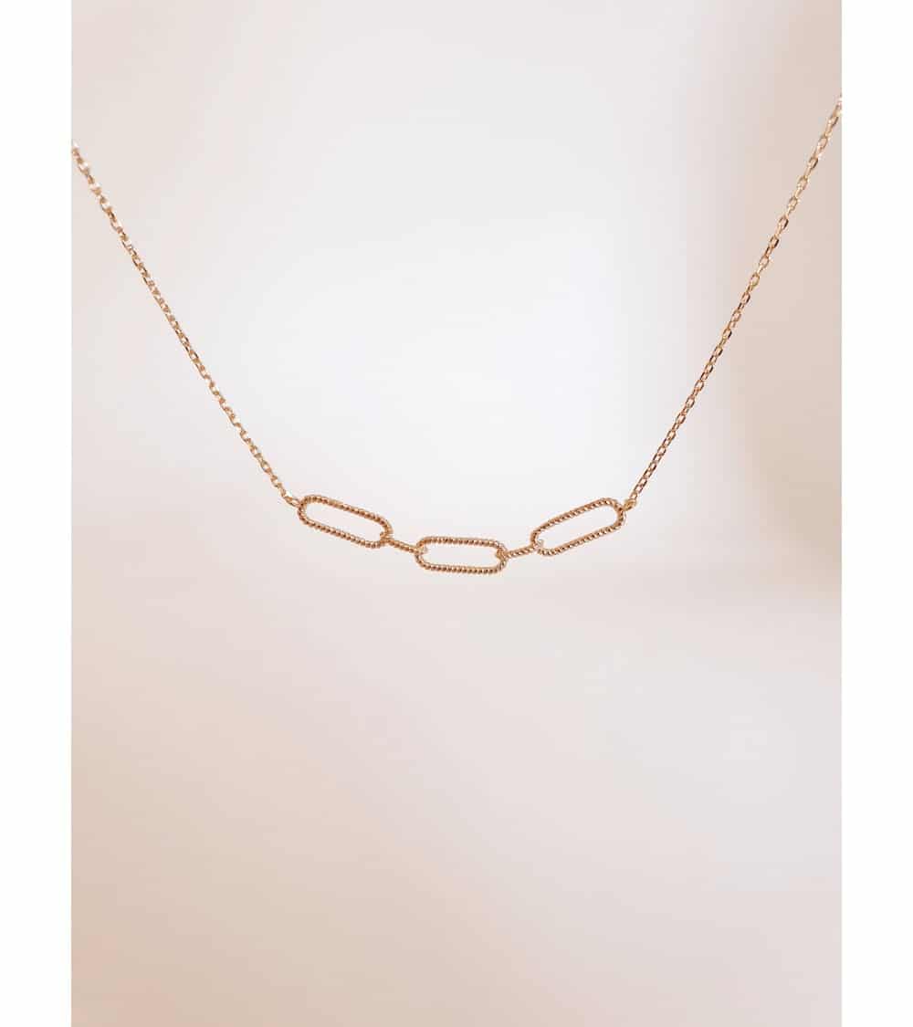 Collier en plaqué or avec 3 motifs chaînette tressée
Longueur : 45cm ajustable