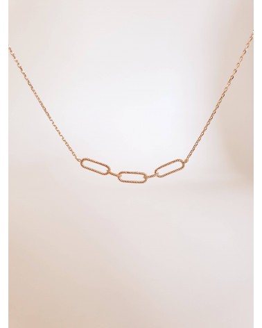 Collier en plaqué or avec 3 motifs chaînette tressée
Longueur : 45cm ajustable