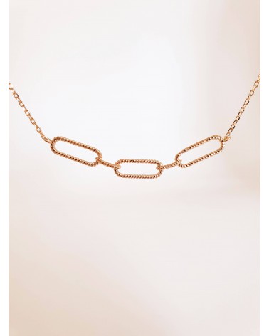 Collier en plaqué or avec 3 motifs chaînette tressée

Longueur : 45cm ajustable