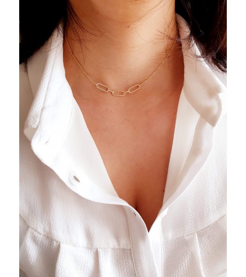 Collier en plaqué or avec 3 motifs chaînette tressée

Longueur : 45cm ajustable