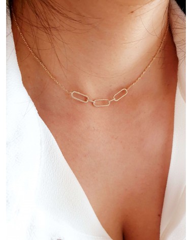 Collier en plaqué or avec 3 motifs chaînette tressée

Longueur : 45cm ajustable