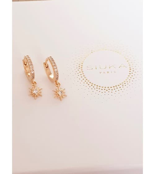 Boucles d'oreilles mini créoles en plaqué or avec un pendant soleil en oxyde de zirconium