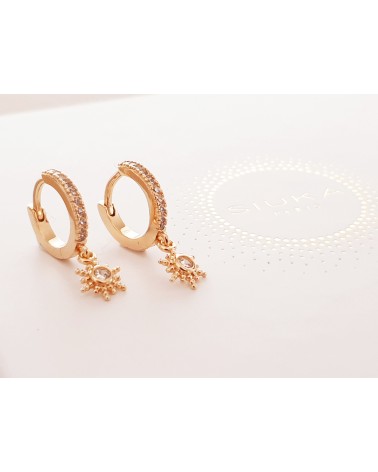 Boucles d'oreilles mini créoles en plaqué or avec un pendant soleil en oxyde de zirconium