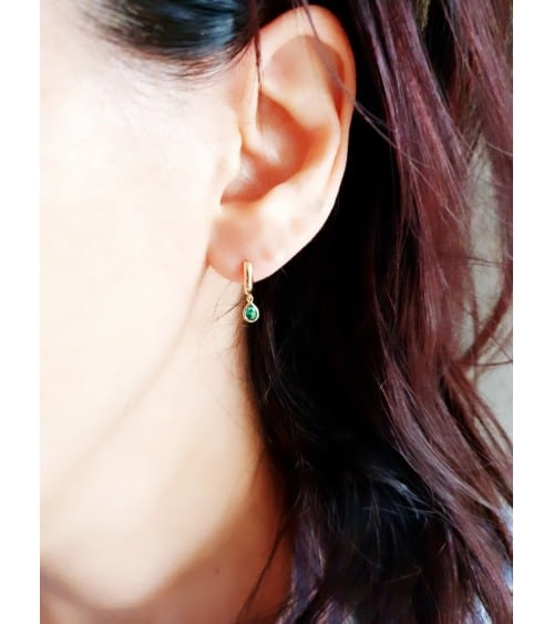 Boucles d'oreilles mini créoles en plaqué or avec pampille en forme de goutte sertie d'une pierre verte