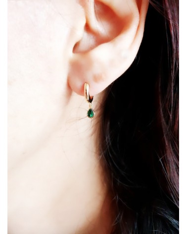 Boucles d'oreilles mini créoles en plaqué or avec pampille en forme de goutte sertie d'une pierre verte
