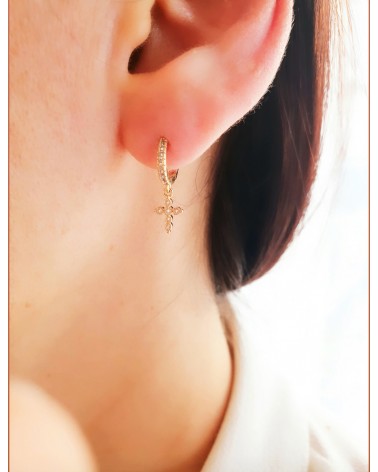 Boucles d'oreilles créoles en plaqué or avec un pendant "croix" serti d'oxydes de zirconium