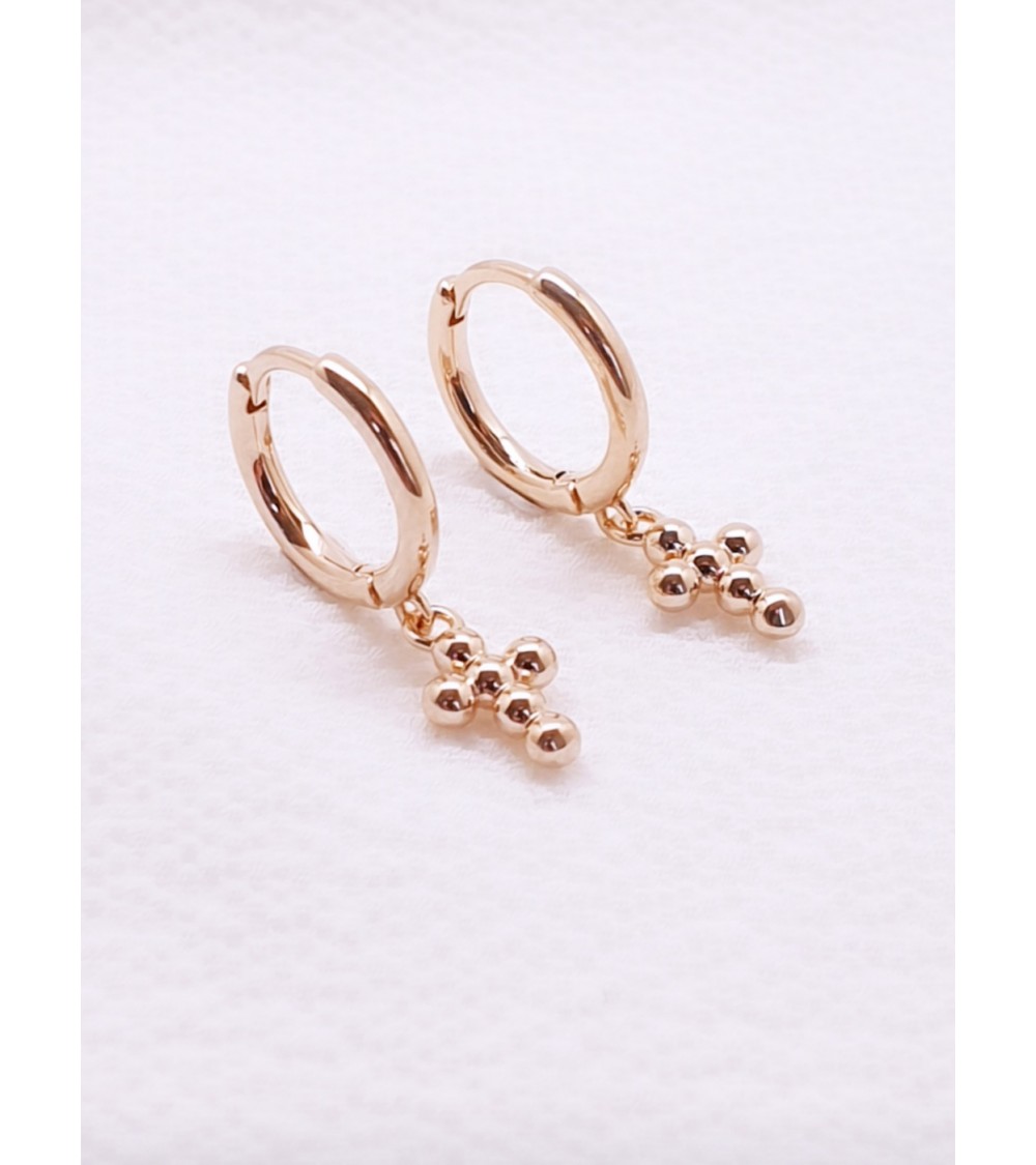Boucles d'oreilles créoles en plaqué or avec un pendant "croix"