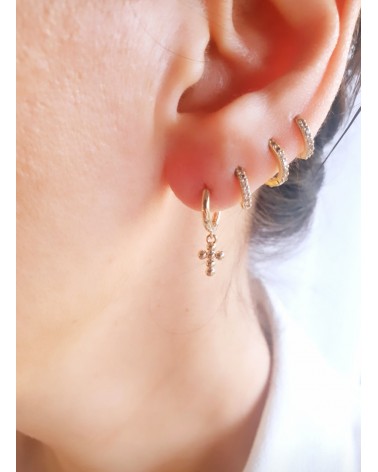 Boucles d'oreilles créoles en plaqué or avec un pendant "croix"