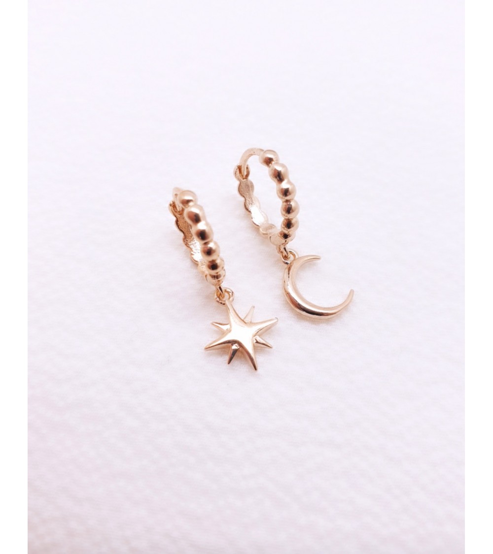 Boucles d'oreilles créoles en plaqué or avec un motif lune et étoile