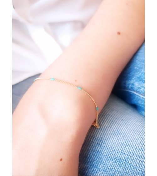 Bracelet en plaqué or avec des petites pierres ovales de couleur turquoise