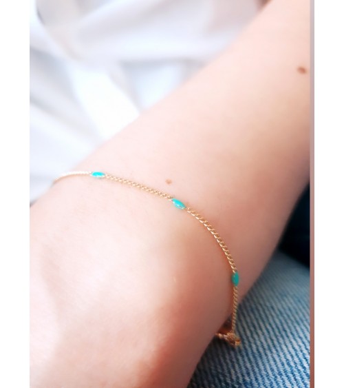 Bracelet en plaqué or avec des petites pierres ovales de couleur turquoise