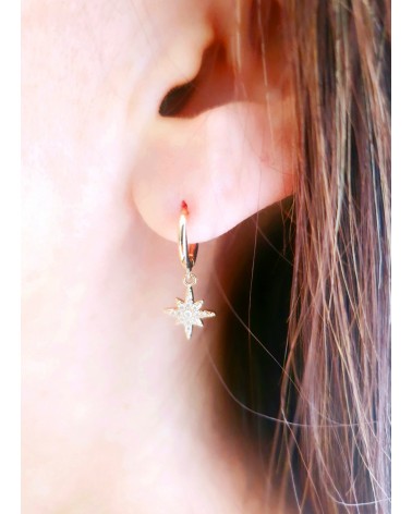 Boucles d'oreilles créoles en plaqué or et mini étoile pendante avec oxyde de zirconium