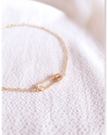 Bracelet en plaqué or avec motif "épingle à nourrice" sertie d'oxydes de zirconium