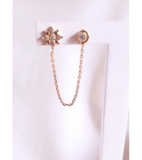 Mono boucle d'oreille"fleur"en plaqué or sertie d'oxydes de zirconium , avec chaine et oxyde de zirconium serti clos