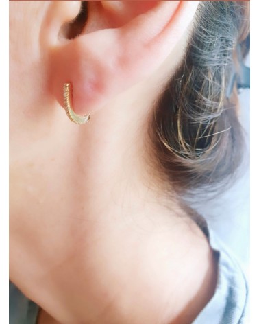 Boucles d'oreilles petite barre incurvée en plaqué or et oxydes de zirconium