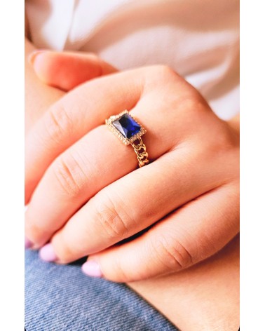 Bague en Plaqué or avec un rectangle en oxyde de zirconium bleu en son centre et son corps façon "chaînette"