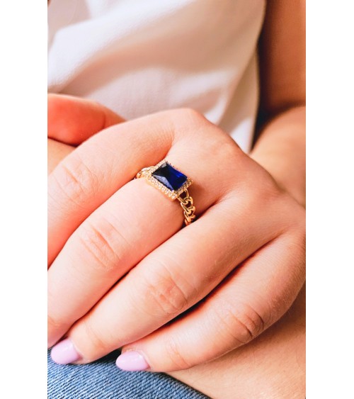 Bague en Plaqué or avec un rectangle en oxyde de zirconium bleu en son centre et son corps façon "chaînette"