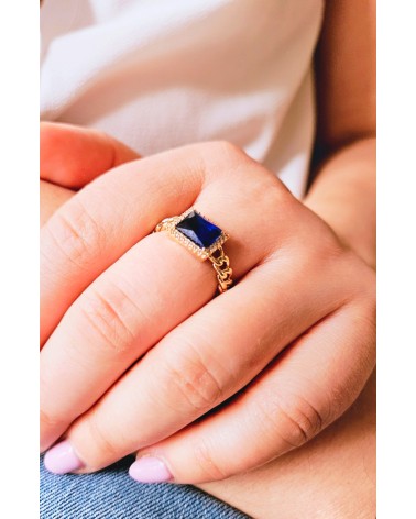 Bague en Plaqué or avec un rectangle en oxyde de zirconium bleu en son centre et son corps façon "chaînette"