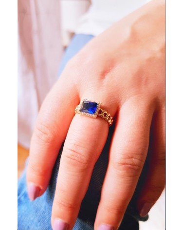 Bague en Plaqué or avec un rectangle en oxyde de zirconium bleu en son centre et son corps façon "chaînette"