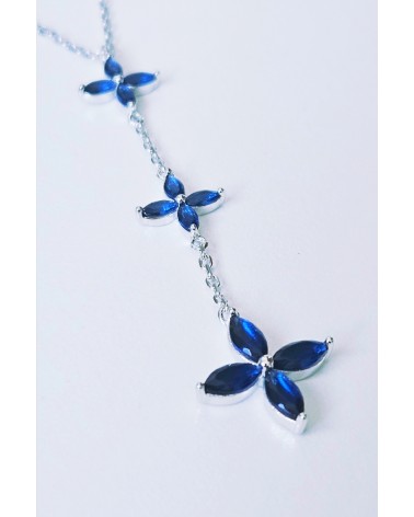Collier en argent 925/1000ème rhodié en forme Y avec trio de fleurs bleu saphir
