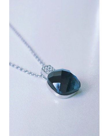 Collier en argent 925/1000ème rhodié avec pierre carré en verre blue London et oxyde de zirconium