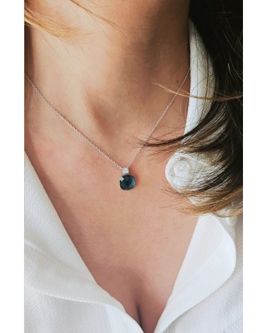 Collier en argent 925/1000ème rhodié avec pierre carré en verre blue London et oxyde de zirconium