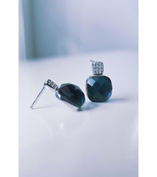 Boucles d'oreilles en argent 925/1000ème rhodié avec pierre carré en verre blue London et oxyde de zirconium
