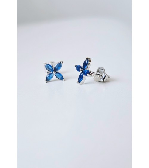 Boucles d'oreilles "fleur" en argent 925/1000 rhodié et verre de couleur bleu saphir