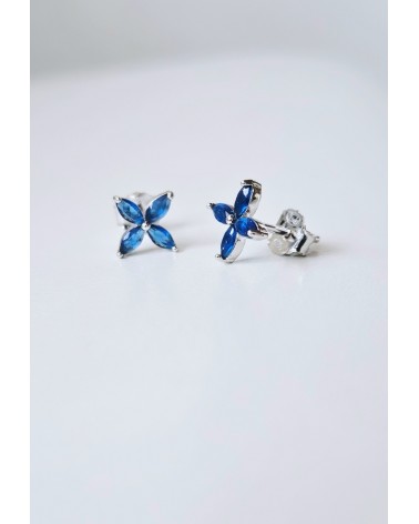 Boucles d'oreilles "fleur" en argent 925/1000 rhodié et verre de couleur bleu saphir
