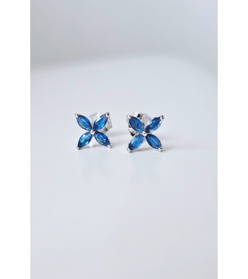 Boucles d'oreilles "fleur" en argent 925/1000 rhodié et verre de couleur bleu saphir