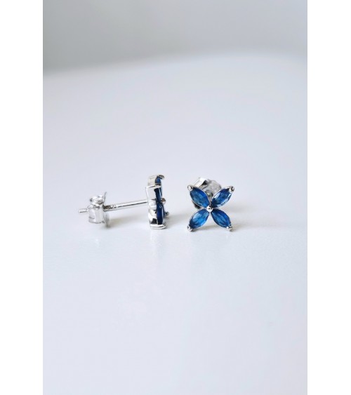 Boucles d'oreilles "fleur" en argent 925/1000 rhodié et verre de couleur bleu saphir
