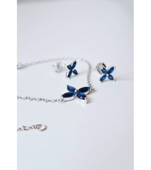 Boucles d'oreilles "fleur" en argent 925/1000 rhodié et verre de couleur bleu saphir