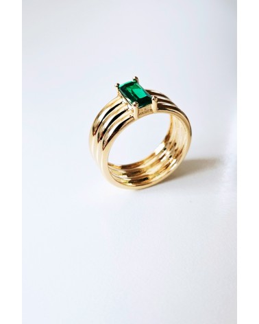 Bague en plaqué or 3 anneaux fixes surmontés d'une pierre de synthèse couleur vert émeraude rectangulaire