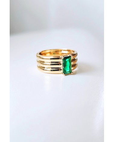 Bague en plaqué or 3 anneaux fixes surmontés d'une pierre de synthèse couleur vert émeraude rectangulaire