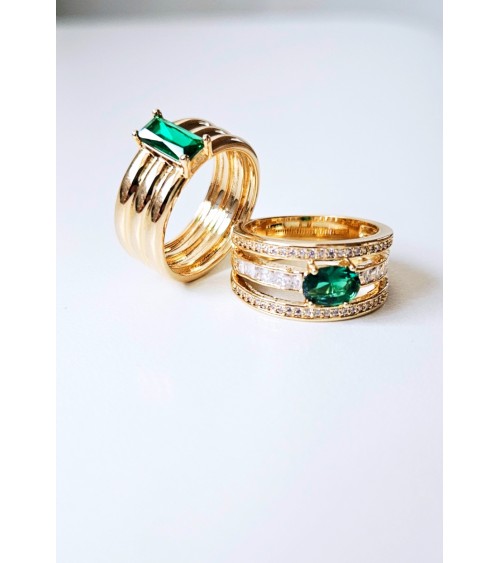 Bague en plaqué or 3 anneaux fixes surmontés d'une pierre de synthèse couleur vert émeraude rectangulaire