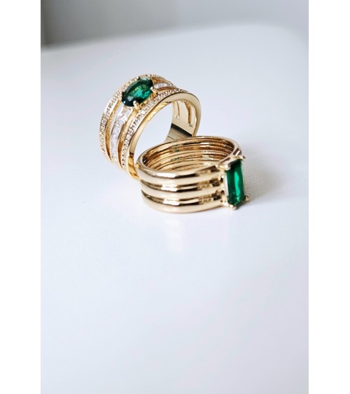 Bague en plaqué or 3 anneaux fixes surmontés d'une pierre de synthèse couleur vert émeraude rectangulaire