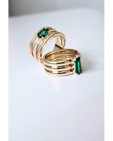 Bague en plaqué or 3 anneaux fixes surmontés d'une pierre de synthèse couleur vert émeraude rectangulaire