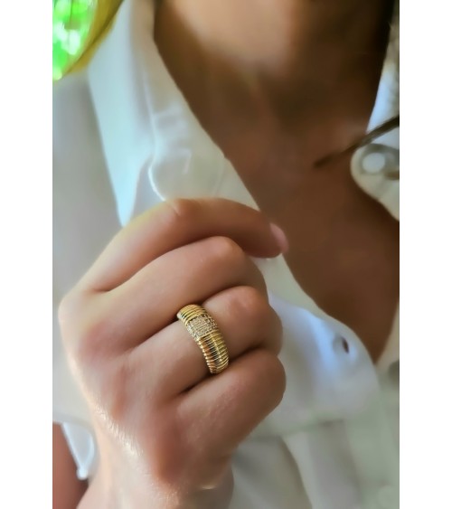 Bague bombée en plaqué or avec oxydes de zirconium