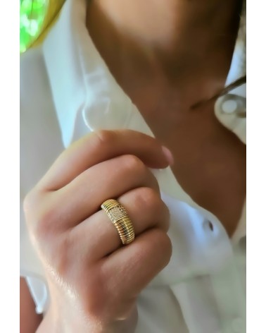 Bague bombée en plaqué or avec oxydes de zirconium
